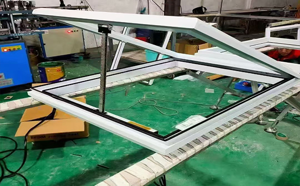 某地下车库出入口黄南排烟窗配置工程