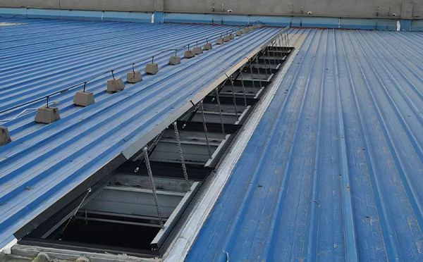 某城市大型商业综合体中庭黄南排烟窗工程