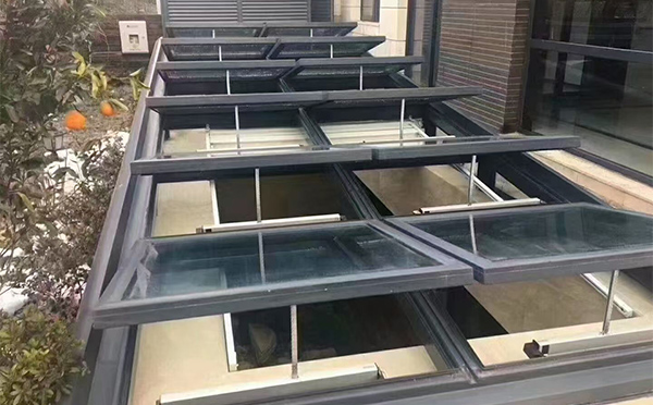 某轨道交通车辆维修车间黄南排烟窗应用