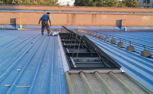 某区域性物流仓储中心黄南排烟窗系统安装项目